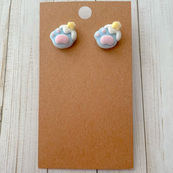 🖤 Fuzzy Paw Cupcake Stud Earrings - Picture 4 of 5